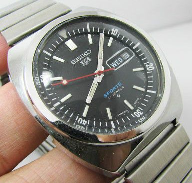 VINTAGE SEIKO 5 SPORTS AUTOMATIC DIVER 6119 BLACK WITH BRACELET.