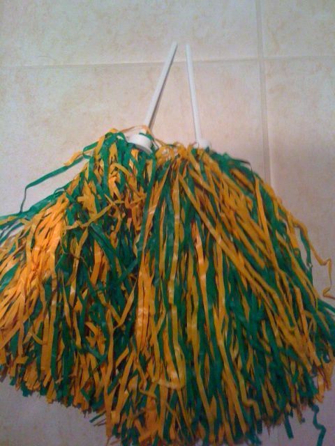 pom poms,cheerleading pom poms,black and gold cheerleading pom poms