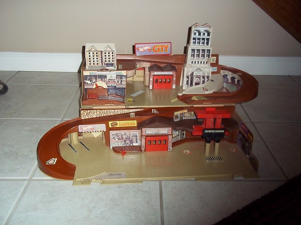 Vintage 1979 Mattel Hot Wheels City Sto and Go Playset